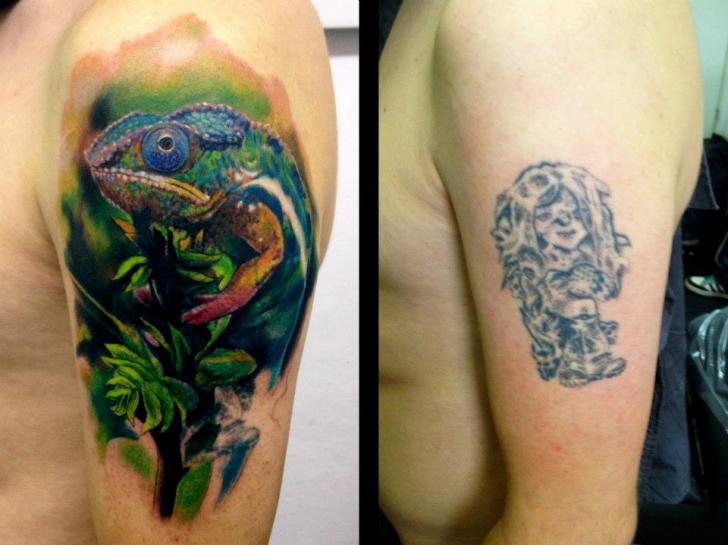 Tatuagem Ombro Cobertura Camaleão por Tribo Tattoo