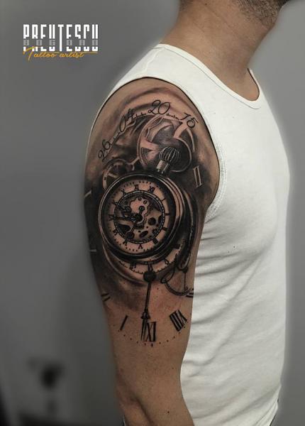 Tatuagem Ombro Relógio por El Loco Tattoo Lounge