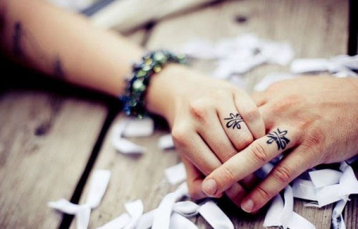 Couple tattoo: finger