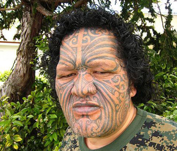 Tatuaggio Maori sul volto