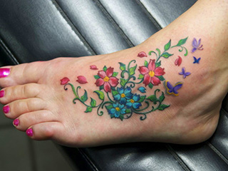 pequena tatuagem de flor