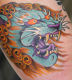 japoński tatuaż z lwem Fu-Dog