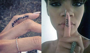Tatuagem ao lado do dedo 