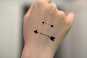 Piccoli tatuaggi con freccia