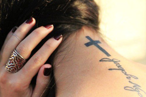 Tatuaggi piccoli con croci e significati religiosi