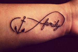 Kleines Familien Wort Tattoo
