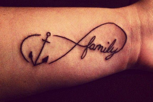 petit tatouage du mot famille