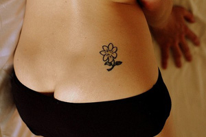 mały tatuaż kwiat