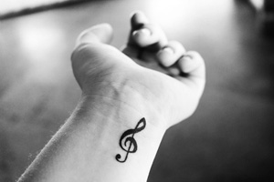 tatuaje pequeño de notas musicales