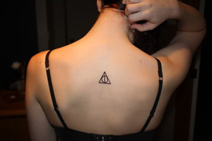 Tatuaggio piccolo con triangolo