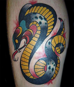 ヘビの伝統スタイルタトゥー
