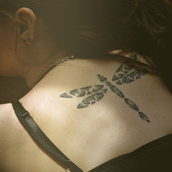 estilo tribal de tatuagem de libélula