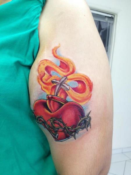 Tatuaje Brazo Corazon por Tattoo Shimizu