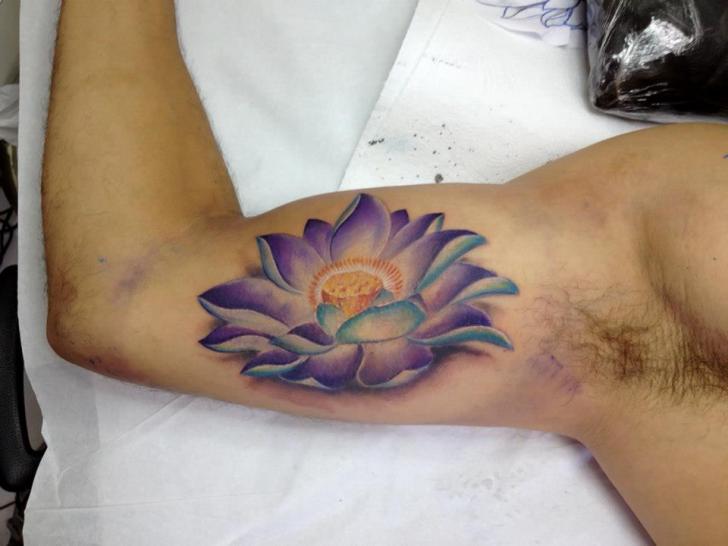 Tatuaje Brazo Realista Flor por Tattoo Shimizu