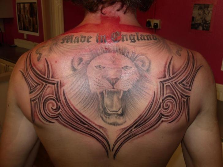Rücken Tribal Löwen Tattoo von Dezign Tattoo