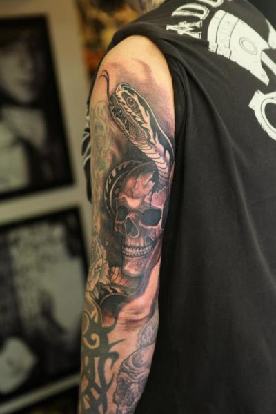 Tatuaje Brazo Serpiente Cráneo por Diamond Jacks