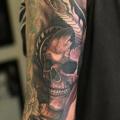 tatuaje Brazo Serpiente Cráneo por Diamond Jacks