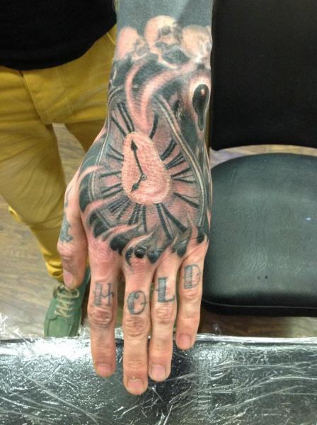 Tatuaż Zegar Dłoń przez Diamond Jacks