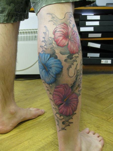 Tatouage Veau Fleur par Dna Tattoo