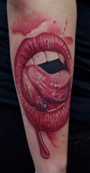 Arm Realistische Lippen Tattoo von Dragstrip Tattoos