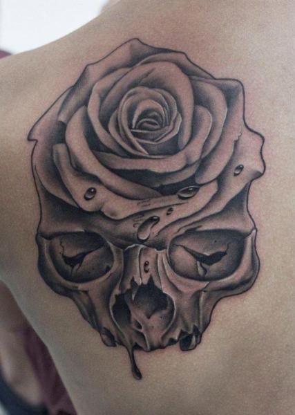 Tatuagem Ombro Caveira Rosa por Dragstrip Tattoos