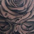Schulter Totenkopf Rose tattoo von Dragstrip Tattoos