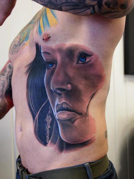 Tatuaggio Realistici Fianco Donne di Eclipse Tattoo