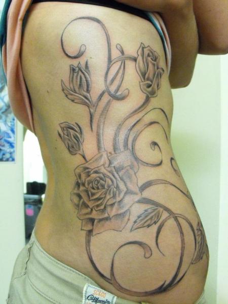 Tatuaż Kwiat Bok przez Etched In Ikk