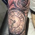 tatuaje Brazo Realista Reloj Flor por Evolution Tattoo