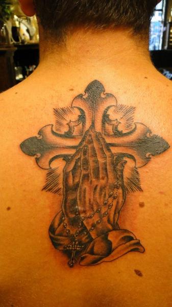 Tatuaggio Mani In Preghiera Schiena Croce di Evolution Tattoo