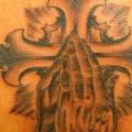 tatuaggio Mani in preghiera Schiena Croce di Evolution Tattoo