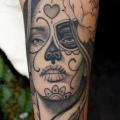tatuaje Brazo Cráneo mexicano por Extreme Needle