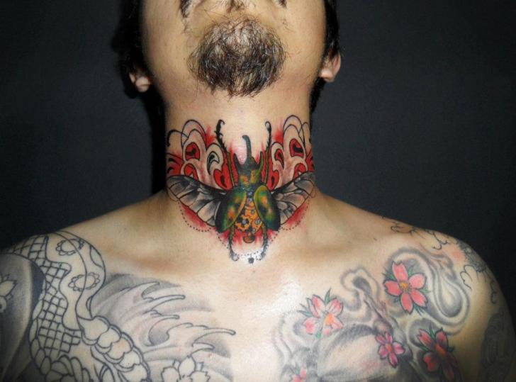 Nacken Scrabble Tattoo von Extreme Needle