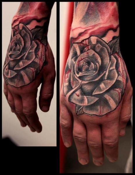 Tatuaggio Old School Fiore Mano Rose di Extreme Needle