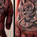 tatuaje Old School Flor Mano Rosa por Extreme Needle