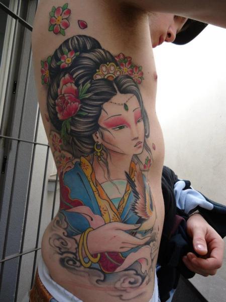 Tatuaje Lado Japoneses Geisha por Extreme Needle