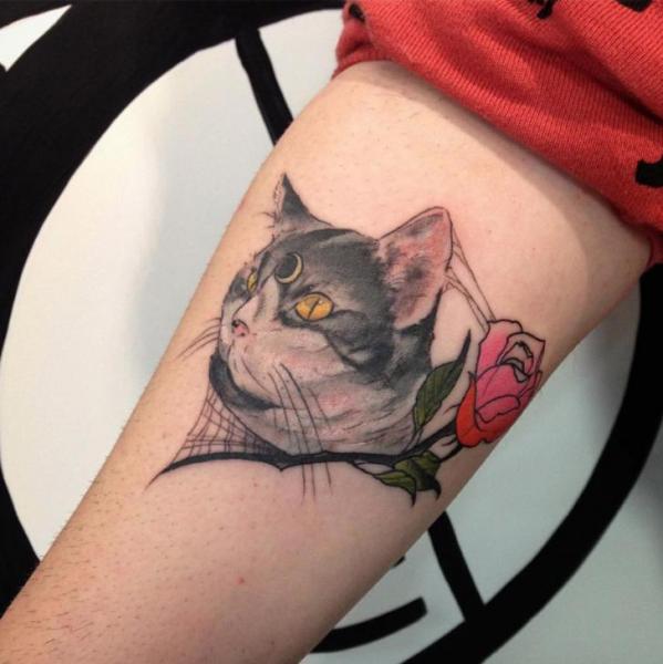 Tatuagem Braço Flor Gato por Adrenaline Vancity