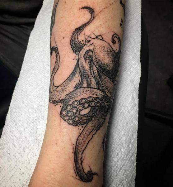 Arm Dotwork Oktopus Tattoo von Adrenaline Vancity