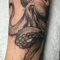 Arm Dotwork Oktopus tattoo von Adrenaline Vancity