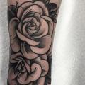 tatouage Bras Fleur Dotwork par Adrenaline Vancity