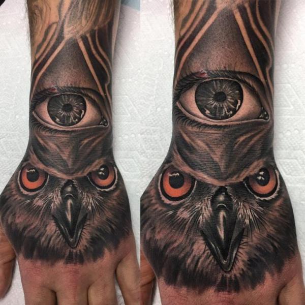 Tatouage Bras Main œil Hibou par Adrenaline Vancity