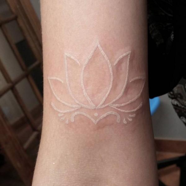 Tatuaż Biały Tusz Dekoracja przez Adrenaline Vancity