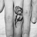 Finger Blumen tattoo von Adrenaline Vancity