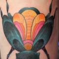 tatuaje New School Pierna Escarabajo por Adrenaline Vancity