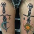 tatuagem Punhal Coxa Sol Lua por Adrenaline Vancity