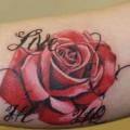 Arm Realistische Blumen tattoo von Hammersmith Tattoo
