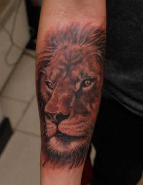 Realistische Löwen Tattoo von Hammersmith Tattoo