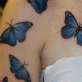 tatuaje Hombro Brazo Mariposa por Hammersmith Tattoo