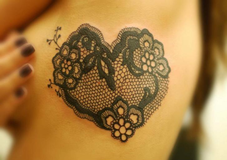 Tatuaje Corazon Lado por Hammersmith Tattoo