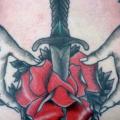 Brust Old School Blumen Hände Dolch tattoo von Hell To Pay Tattoo